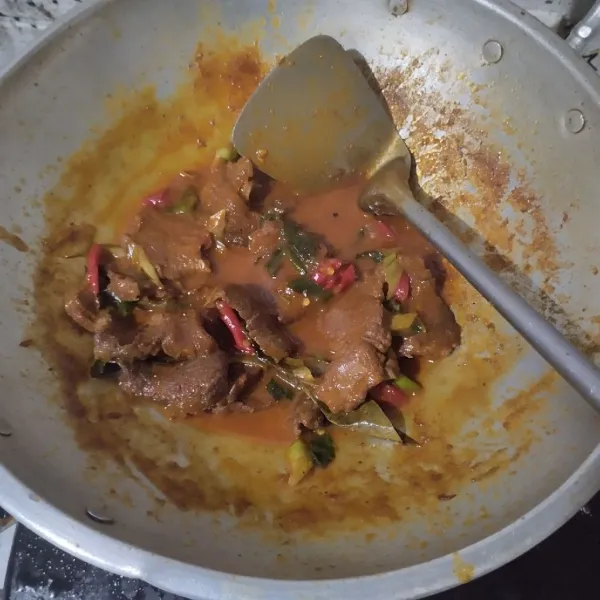 Jika kuah tinggal setengahnya, masukkan daun bawang, aduk rata lalu tes rasa.