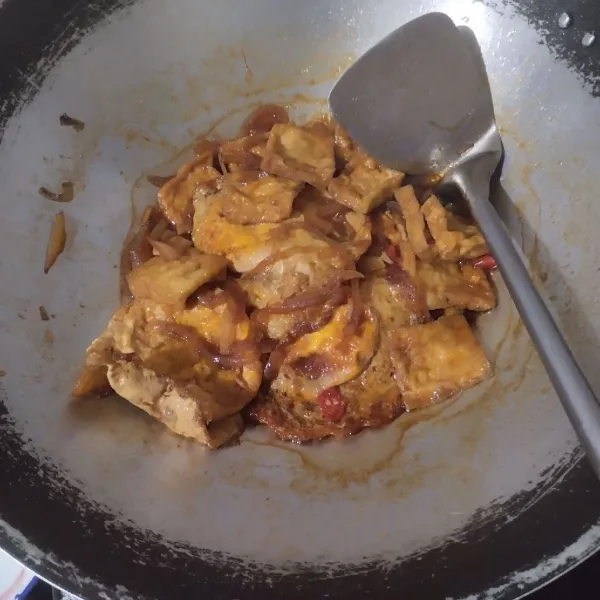 Masak hingga bumbu meresap lalu tes rasa.