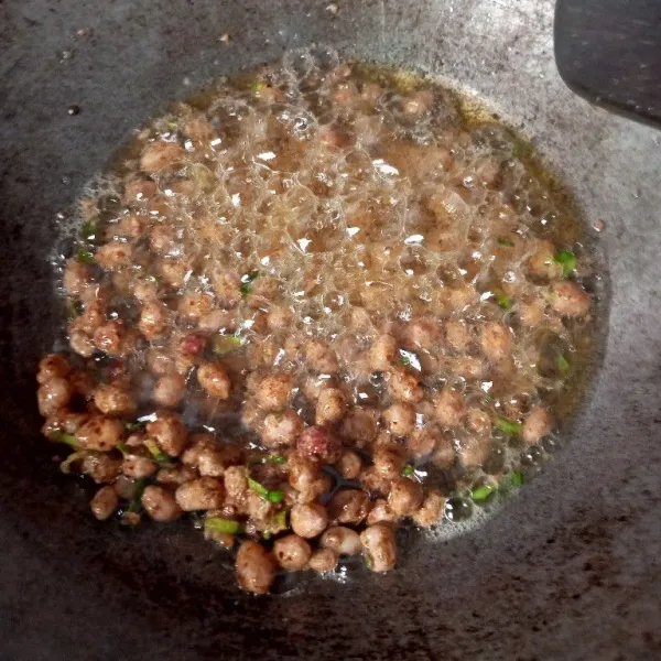 Goreng dalam minyak panas hingga matang, tiriskan lalu sajikan