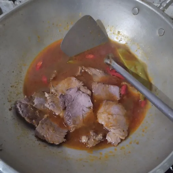 Masukkan daging sapi lagi. Biarkan hingga mendidih lagi.