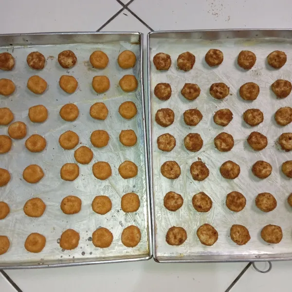 Oles loyang dengan margarin & beri baking paper. Susun kue lalu panggang selama 25 menit. Siap disajikan.