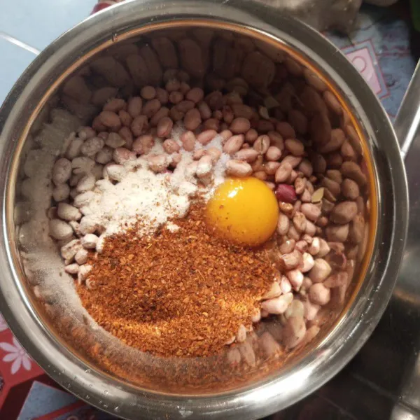 Masukkan telur, kaldu ayam, garam, bawang putih bubuk, dan cabe bubuk, aduk rata
