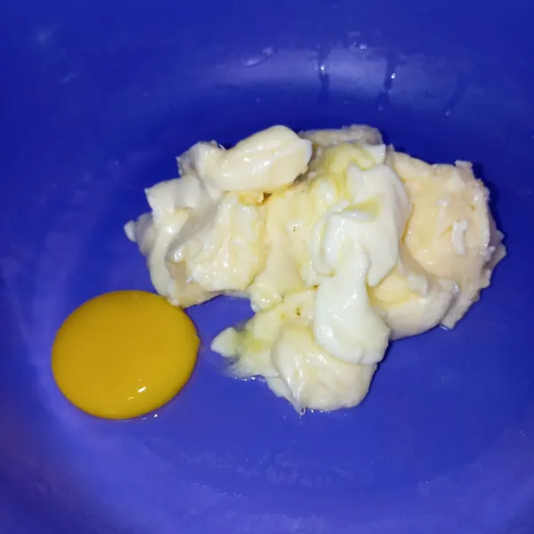 Campur kuning telur & butter, whisk sampai rata.
