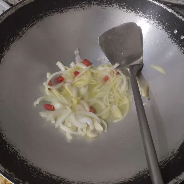 Tumis bawang putih, bawang bombay dan cabai hingga harum.