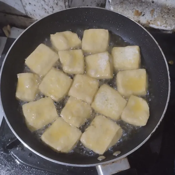 Goreng tahu hingga berkulit. Tiriskan.