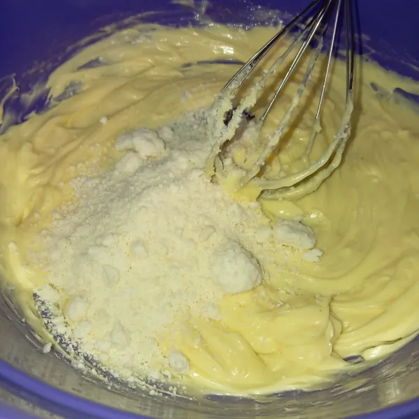 Tambahkan keju parmesan bubuk, aduk rata.