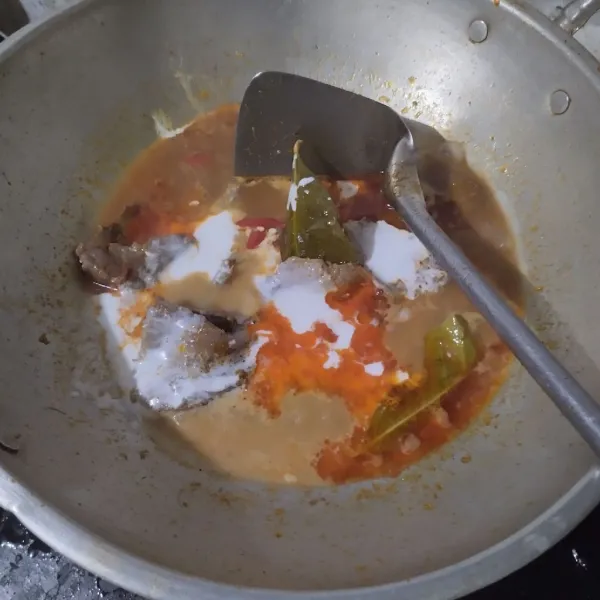 Tuang santan, aduk perlahan hingga mendidih.
