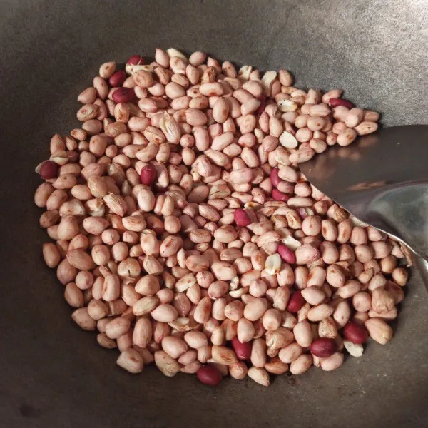 Cuci bersih kacang tanah dan sangrai setengah matang, tunggu dingin