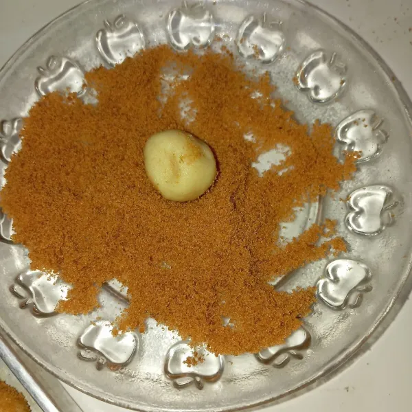Balur bulatan adonan ke gula palem.