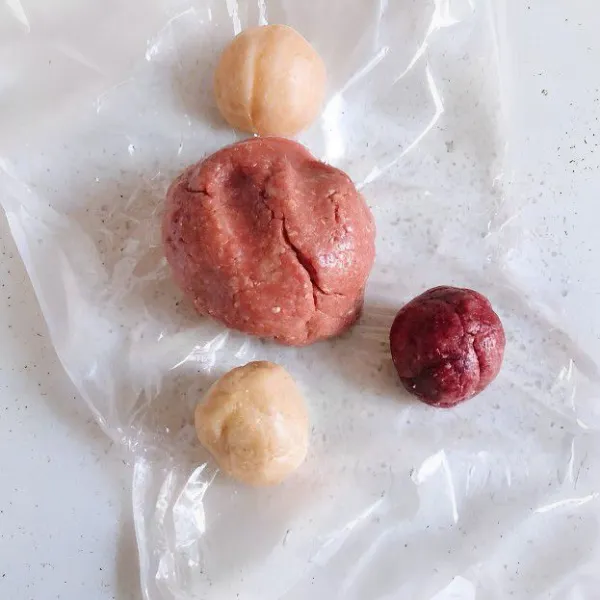 Ambil 36 gr adonan tanpa pewarna untuk bagian wajah. Campurkan 45 gr adonan dengan 1.5 gr bubuk angkak untuk mendapatkan warna coklat gelap. Sisanya, campurkan dengan sekitar 2 gr bubuk angkak untuk membuat warna lebih terang.