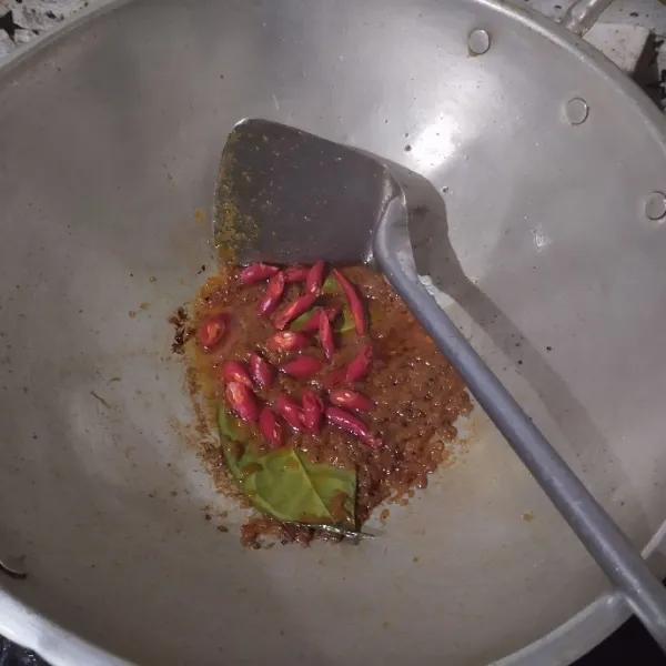 Tumis bumbu halus, daun salam dan irisan cabai hingga harum.
