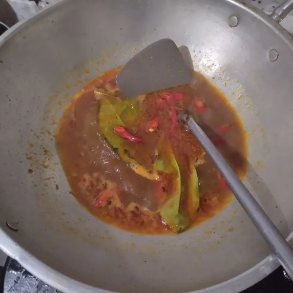 Tuang air, biarkan mendidih. Bumbui dengan kecap manis, garam, gula merah dan kaldu bubuk.