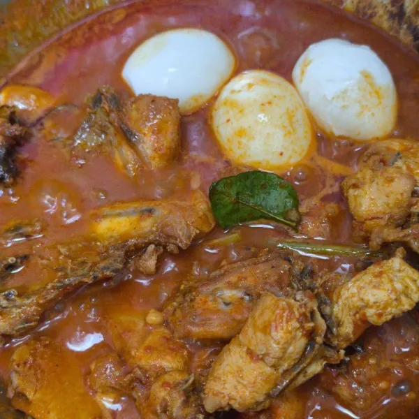 Tambahkan air secukupnya,lalu beri bumbu garam,kaldu bubuk dan brow sugar. Terakhir masukan ayam dan telur yang sudah direbus. Masak sampai bumbu meresap dan sedikit menyusut lalu angkat dan sajikan.