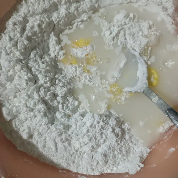 Tambahkan air, lalu aduk hingga tercampur rata.