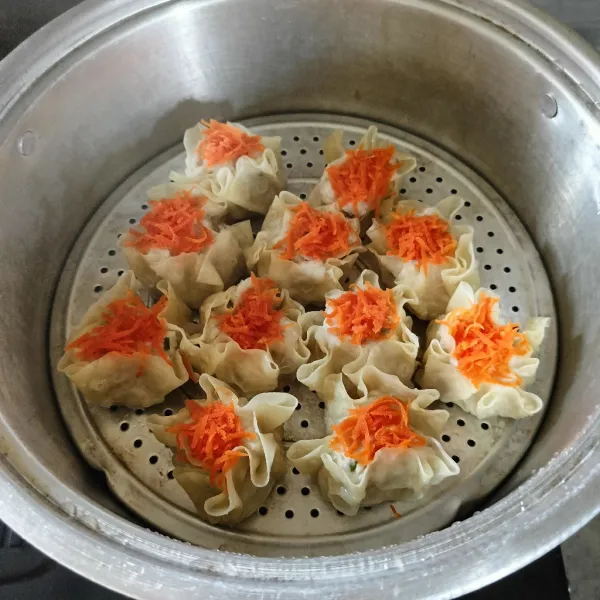 Kemudian kukus sekitar 15-20 menit atau sampai matang, angkat dan siap disajikan.