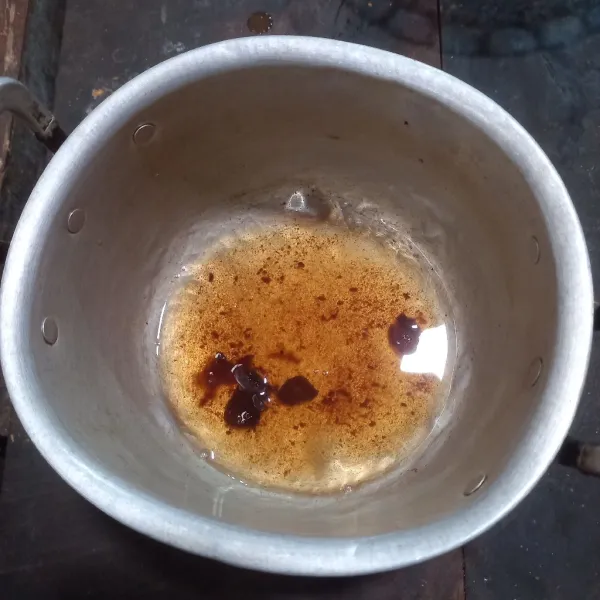 Larutkan asam jawa dengan 6 sdm air.