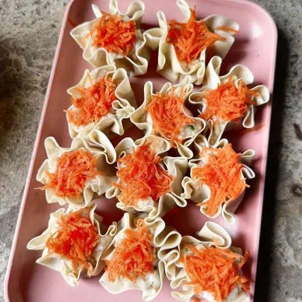 Beri topping parutan wortel diatasnya.