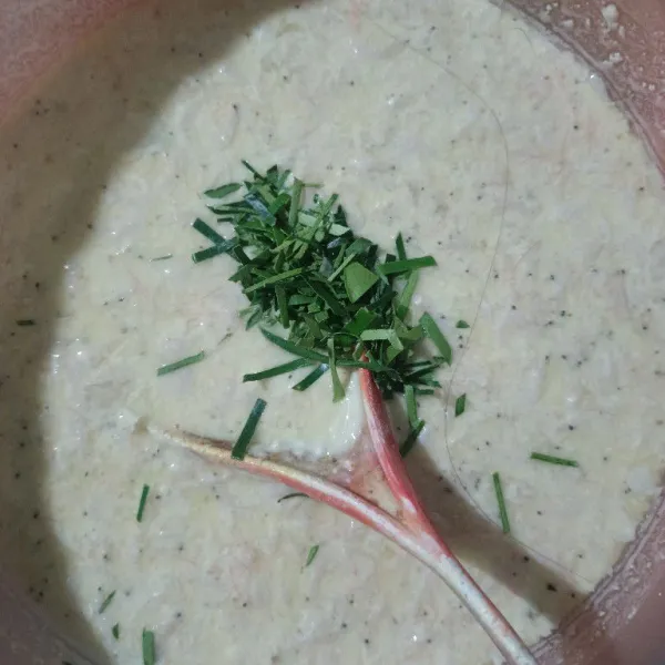 Tambahkan daun jeruk, aduk rata.