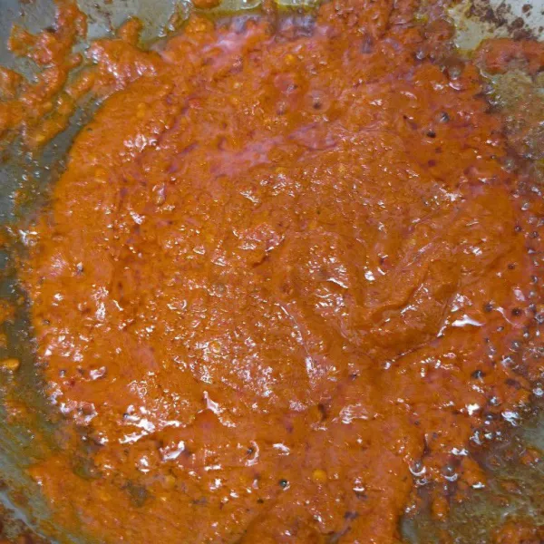 Blender bumbu sampai halus, untuk cabe kering saya rendam dengan air panas terlebih dahulu. Masak bumbu sampai tanak.