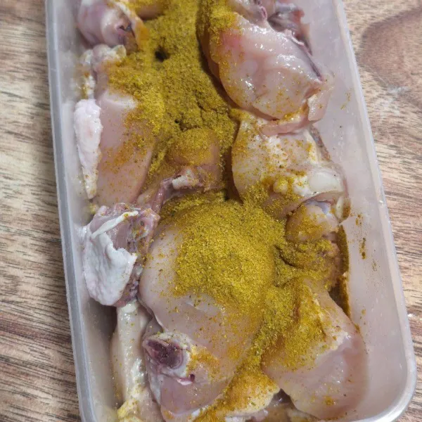Potong ayam dan cuci hingga bersih, masukkan kedalam wadah beri 1 bks bumbu marinasi dan tambahkan air. Tutup dengan rapat lalu aduk rata dan marinasi kurang lebih 30 menit sampai bumbu meresap.