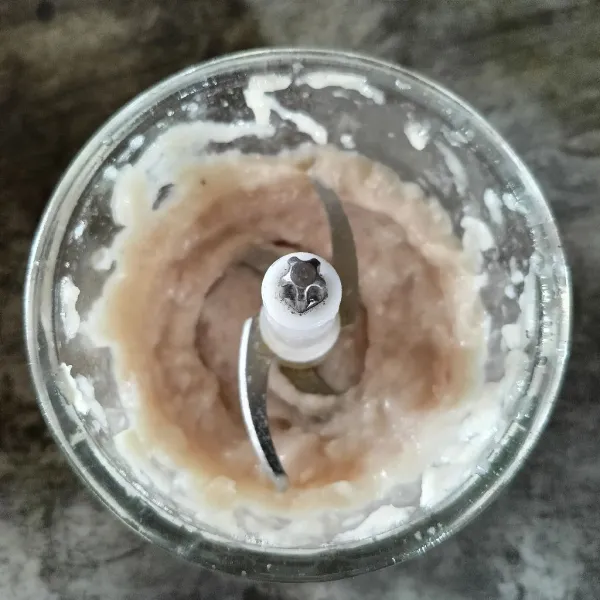 Giling daging ayam dan bawang putih sampai halus.