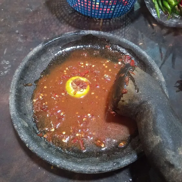 Haluskan cabe, terasi, sejumput garam dan gula merah. Setelah halus masukkan seiris nipis dan air asam jawa, uleg pelan.