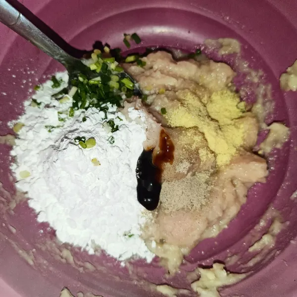 Campur daging ayam giling, putih telur, tapioka, daun bawang dan bumbu penyedap, lalu aduk rata.