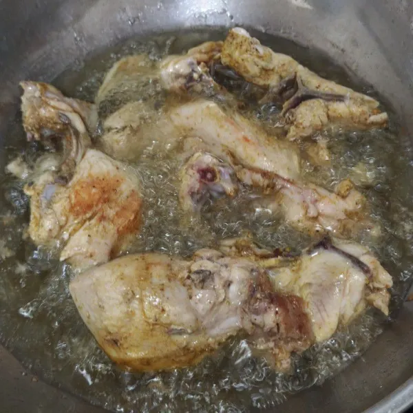 Setelah 30 menit, panaskan minyak goreng ayam sampai agak kecoklatan dan matang lalu angkat dan tiriskan.