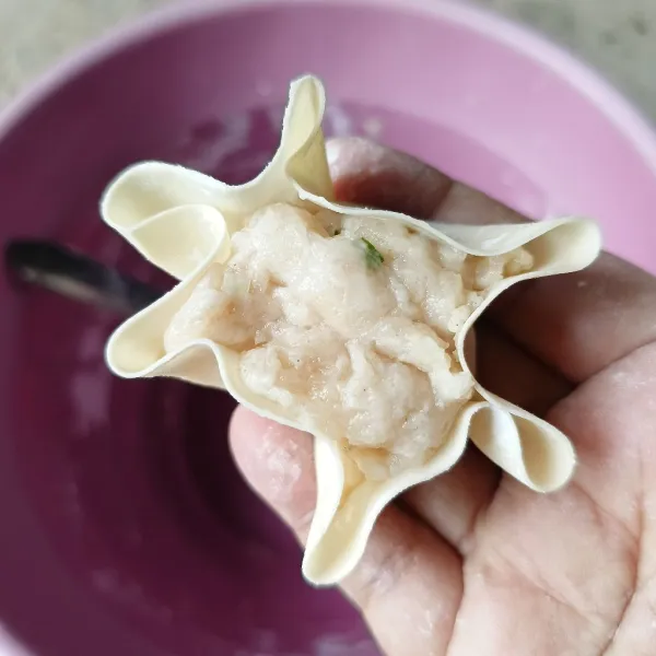 Kemudian bentuk dengan cara dicubit-cubit hingga terbentuk seperti pada gambar.