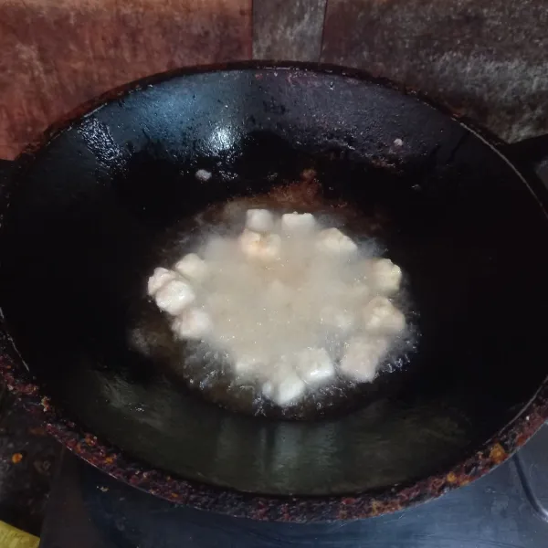 Goreng dalam minyak panas, setelah sedikit mengapung aduk aduk. Goreng sampai terasa ringan.