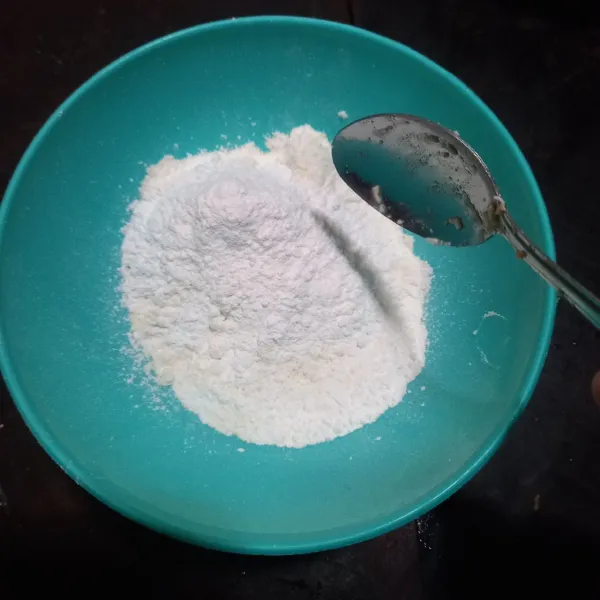 Campur tepung beras dengan tepung terigu.