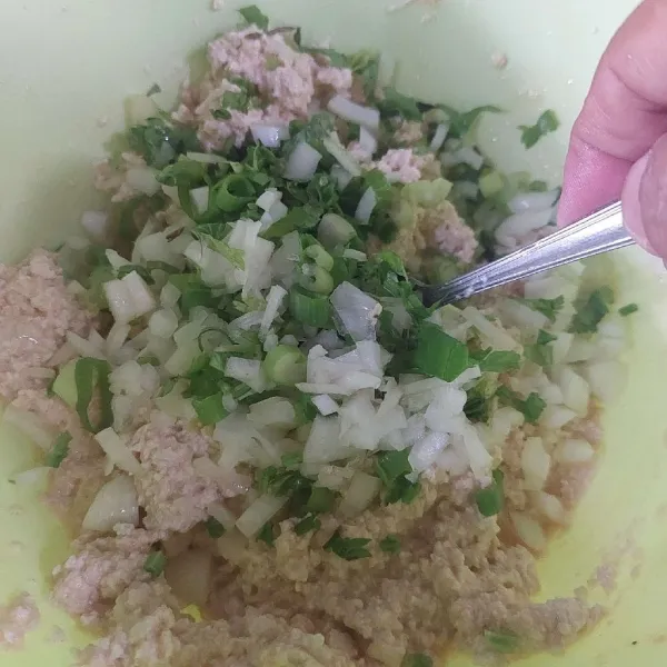 Tambahkan seledri dan bawang prei, aduk.