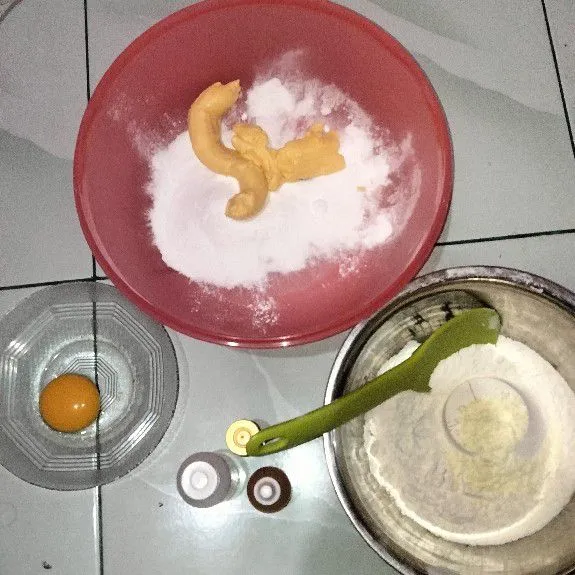 Siapkan bahan adonan, margarin di campur gula halus, terigu, maizena, dan susu bubuk yang sudah di ayak, kuning telur, dan pewarna makanan sesuai selera.