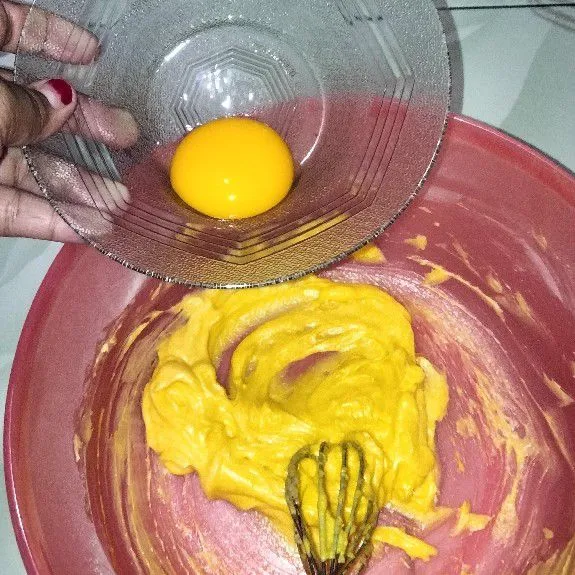 Kemudian masukkan 1 butir kuning telur dan vanili cair,aduk merata.
