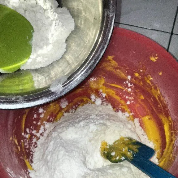 Masukkan tepung terigu,susu bubuk,maizena, secara bertahap.