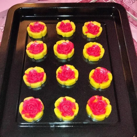 Panggang adonan hingga matangg.