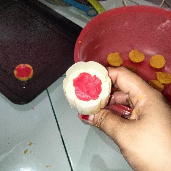 Cetak adonan menggunakan cetakan kue.