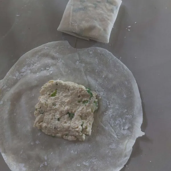 Ambil ±2 sdm adonan, bungkus dengan kulit lumpia.