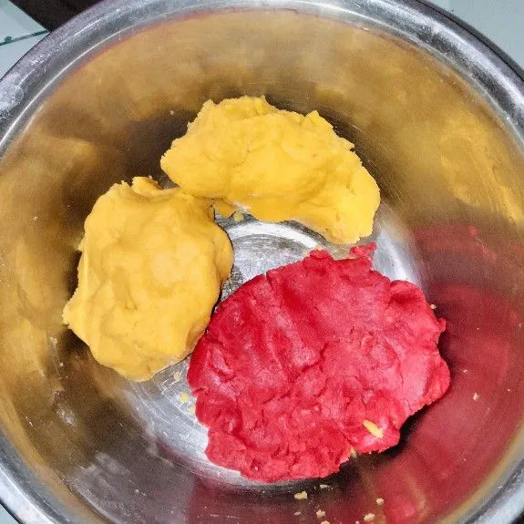 Kemudian bagi dua adonan beri pewarna makanan sesuai selera.