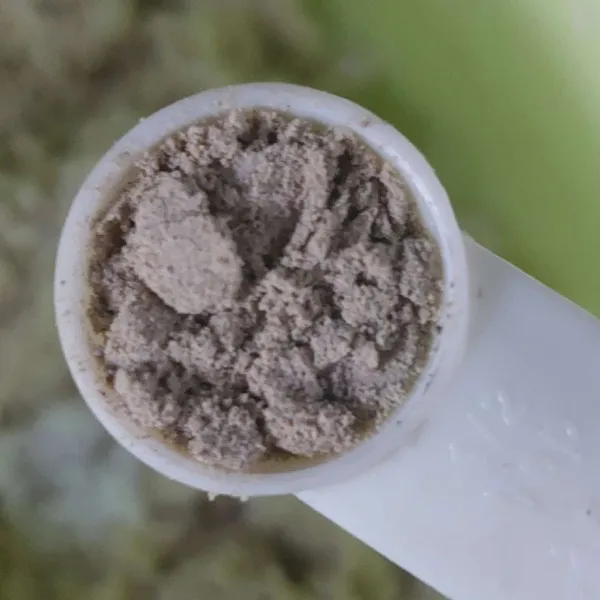 Tambahkan garam, merica dan kaldu bubuk, aduk rata.