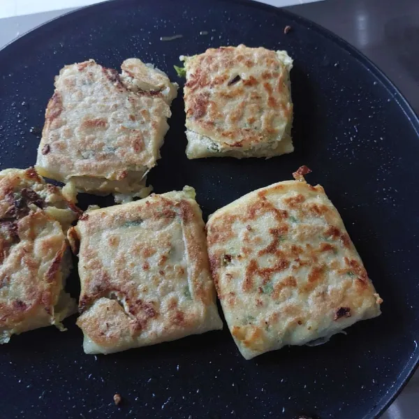 Panaskan teflon, olesi dengan margarin. Masak martabak hingga matang kedua sisi. Sajikan dengan saos atau cabe rawit.
