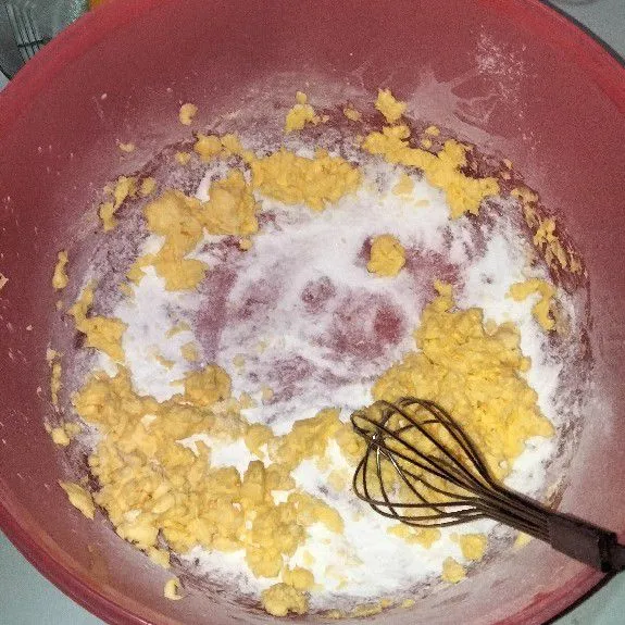Aduk margarin mix butter dan gula halus menggunakan wiskash, hingga pucat.