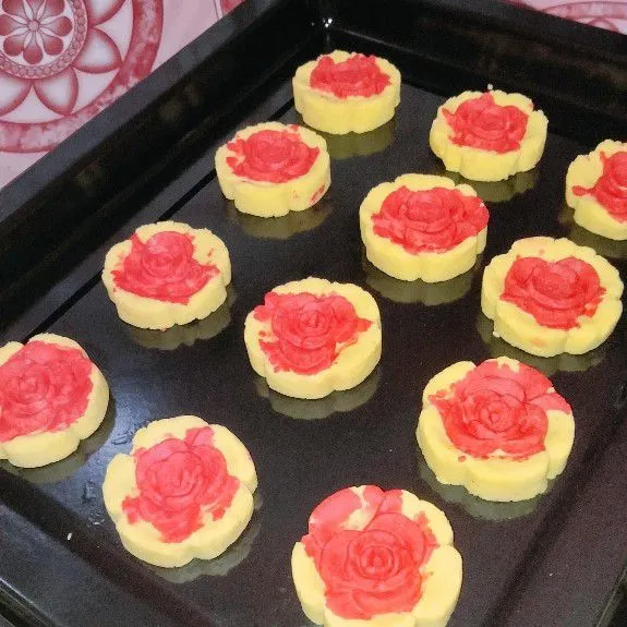 Kue kering mawar super crunchy siap di nikmati dengan teh hangat