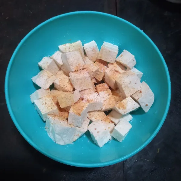 Potong dadu tahu, bumbui dengan garam dan bawang putih halus.