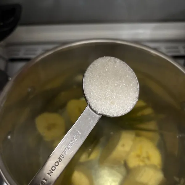 Masukkan gula pasir.