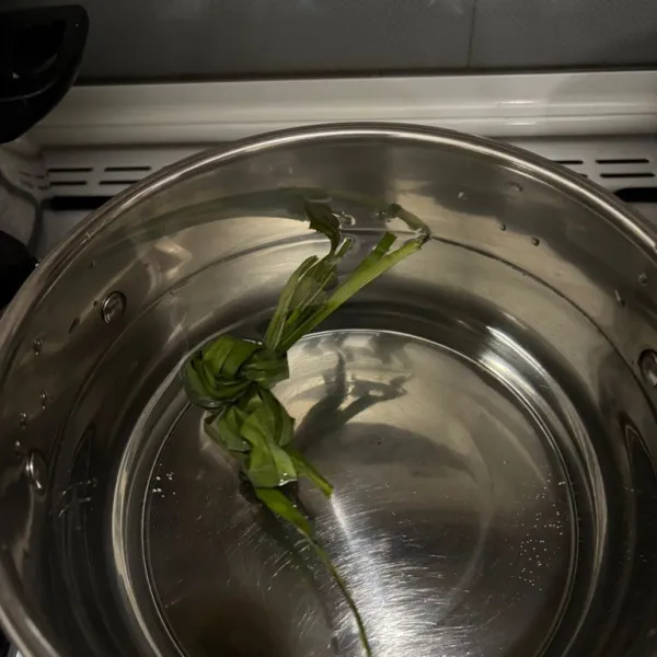 Masak air dan tambahkan daun pandan.