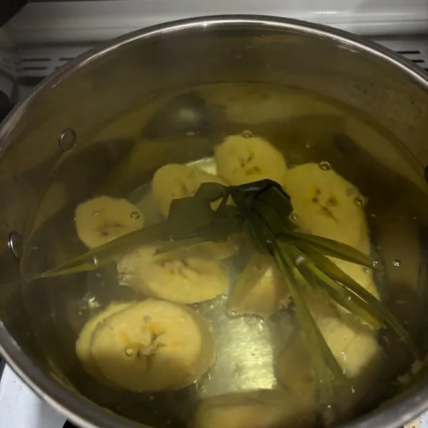 Setelah mendidih masukkan pisang.