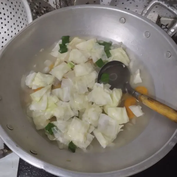 Tambahkan kol, rebus hingga mendidih. Bumbui dengan lada bubuk, garam dan kaldu bubuk.