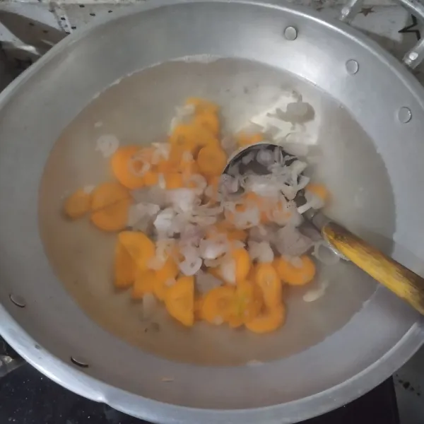 Masukkan wortel, masak hingga wortel setengah matang.