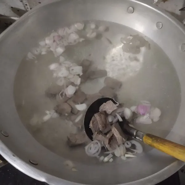 Masukkan daging sapi yang sudah dipotong-potong, biarkan hingga mendidih.